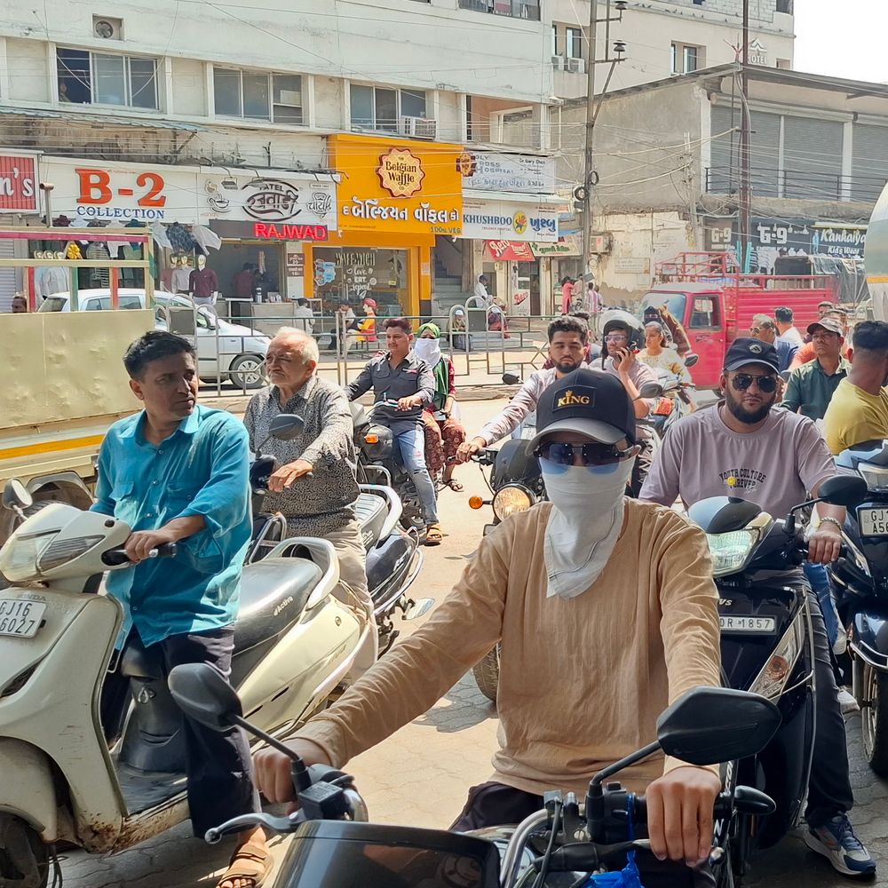 ભરૂચમાં પેટ્રોલ પંપો પર લાંબી લાઈનો લાગી:બે પંપ પર સપ્લાય ખૂટતા ગભરાટ, સંચાલકે શાંતિ જાળવવા અપીલ કરી