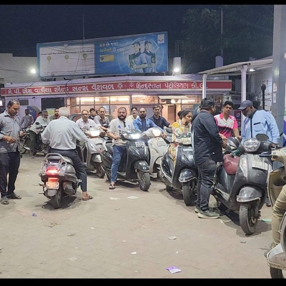 ગીર સોમનાથમાં ઈંધણની અફવાઓથી પંપો પર ભીડ:વેરાવળ સહિત જિલ્લામાં લાંબી કતારો, તંત્રએ અછત ન હોવાની ખાતરી આપી