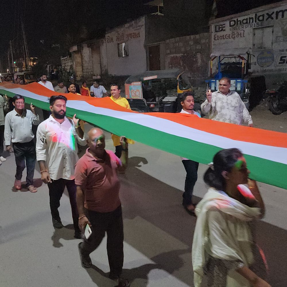 વેરાવળમાં શહીદ દિને ભવ્ય તિરંગા યાત્રા:150 ફૂટના તિરંગા સાથે 300 યુવાનો જોડાયા, વંદે માતરમના નાદથી ગુંજ્યું શહેર