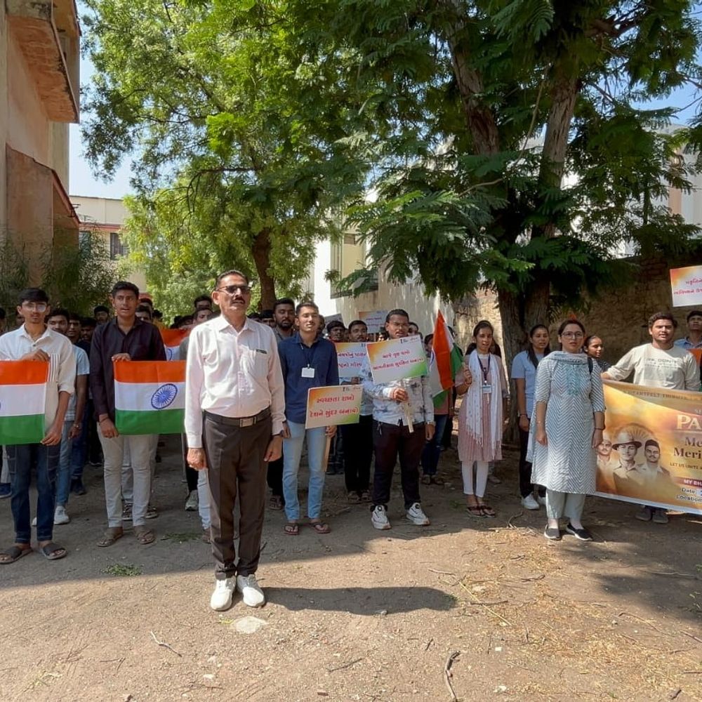 સુરેન્દ્રનગરમાં શહીદ દિવસ નિમિત્તે પદયાત્રાનું આયોજન:એમ.પી. શાહ કોલેજ અને માય ભારત દ્વારા શહીદોને શ્રદ્ધાંજલિ અપાઈ