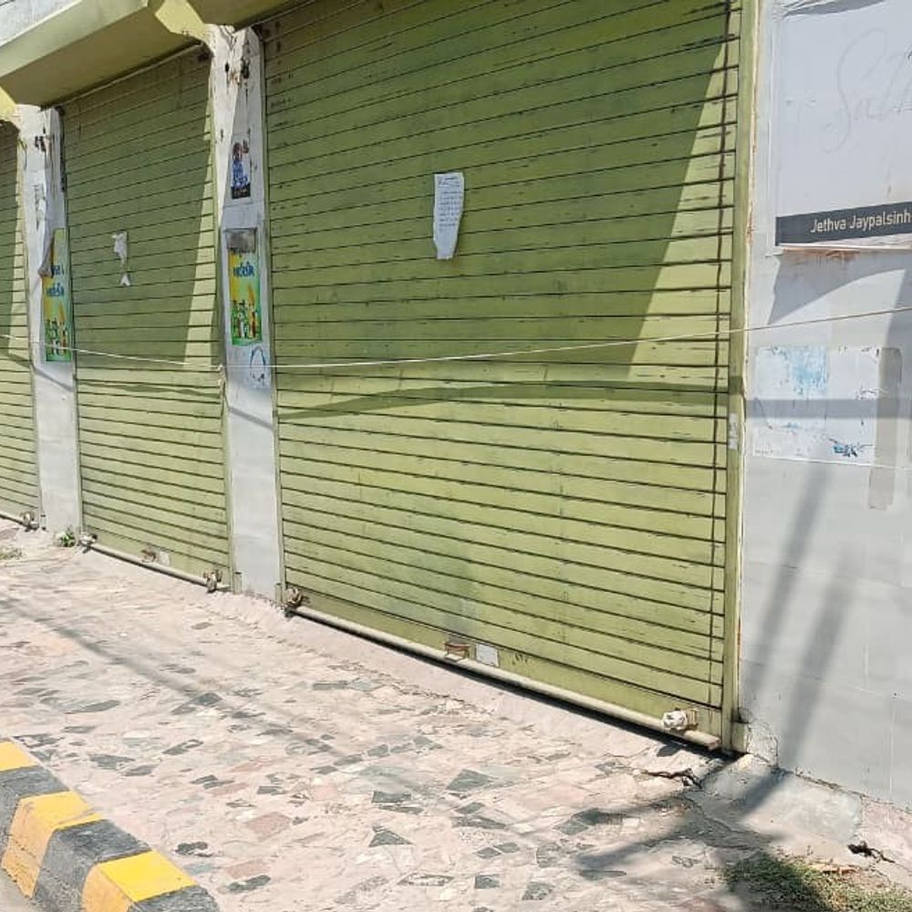 પોરબંદરમાં પરશુરામ રોડ પર 3 ગેરકાયદેસર દુકાનો સીલ:મહાનગરપાલિકાએ 50 લાખની મિલકતનો કબજો લીધો, PGVCLએ વીજ કનેક્શન કાપ્યા