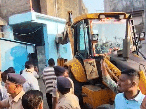 ભાવનગરમાં ગુનેગારોના ઘરોનું ડિમોલિશન.