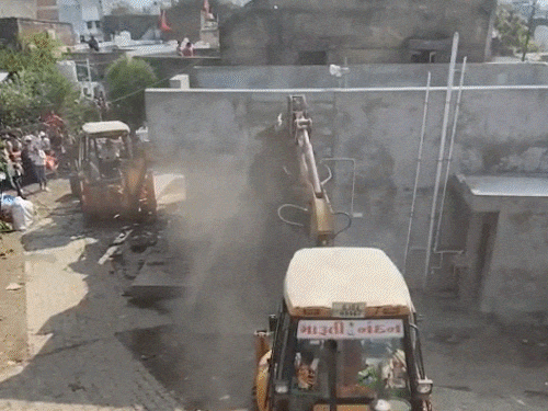Bhavnagar Police Demolish Illegal Buildings in Major Crackdown