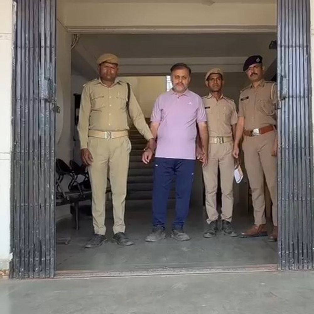 કપરાડા ટ્રકમાં આગ લાગવાની ઘટના ડ્રાઈવરનું કાવતરું નીકળ્યું:વીમાના પૈસા હડપવા 900 બેગ પ્લાસ્ટિક દાણા વેચી નાખ્યા, પોલીસે ધરપકડ કરી