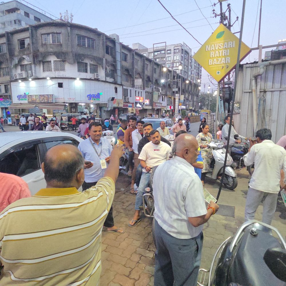 નવસારીમાં ઇંધણ ખૂટવાની અફવા ફેલાઈ:સાંજે પંપો પર વાહનચાલકોનો જમાવડો, લોકોએ ટાંકી ફૂલ કરાવી