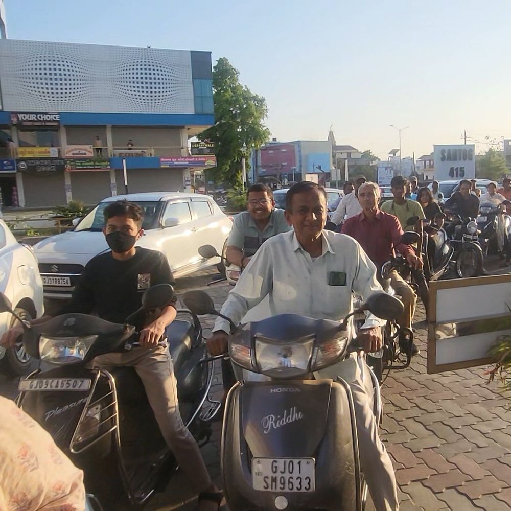 મોડાસામાં પેટ્રોલ-ડીઝલ અછતની અફવા:પેટ્રોલપંપો પર લોકોની ભારે ભીડ, ઓઇલ કંપનીઓ દ્વારા પૂરતો સપ્લાય ઉપલબ્ધ