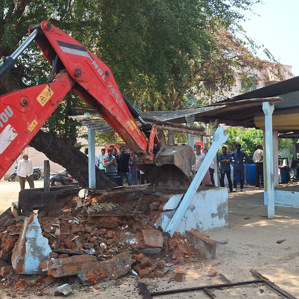 કરમસદ-આણંદ મનપાએ દબાણ હટાવ્યું:5 દુકાનો અને 1 છાપરું દૂર કરાયા, ટીપી સ્કીમ 10ના પ્લોટ નં.260નો 177 ચો.મી. કબજો પરત મેળવ્યો