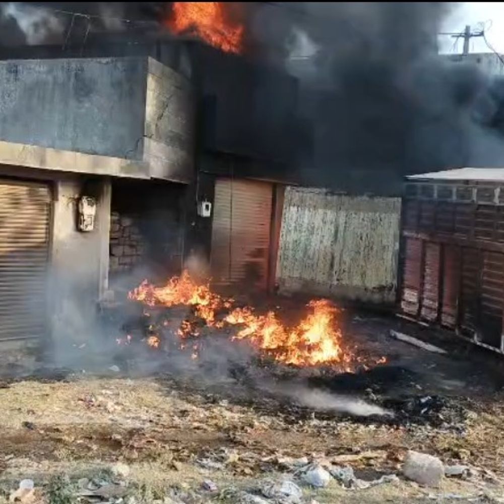 વેરાવળના તાલાલા રોડ પર સ્ક્રેપના ડેલામાં આગ:ફાયર બ્રિગેડે આગ પર કાબુ મેળવી મોટી દુર્ઘટના ટાળી, ઘટનાસ્થળથી માત્ર 100 મીટરના અંતરે પેટ્રોલ પંપ