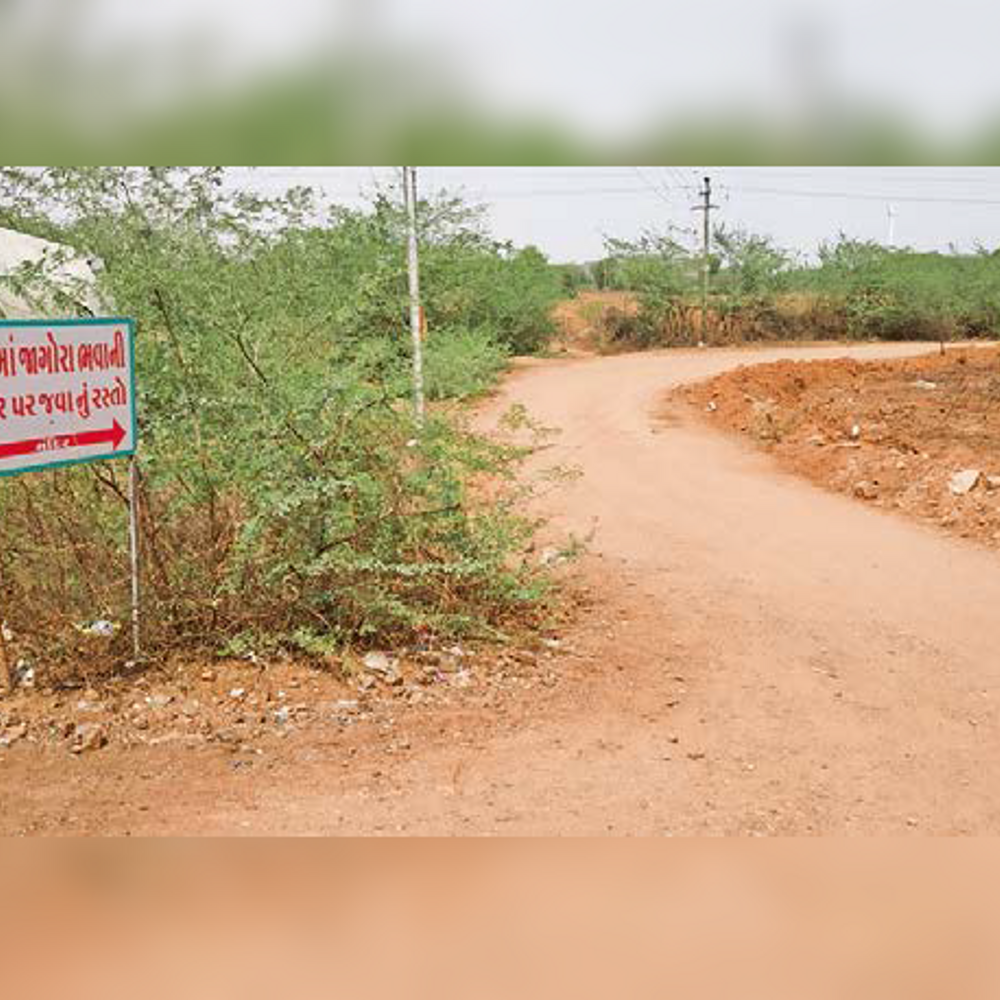 મઢ નજીકના જાગોરા ડુંગરના દર્શનાર્થીઓ રેતાળ રસ્તાથી પરેશાન; રોડને પાકો કરવાની માંગ.