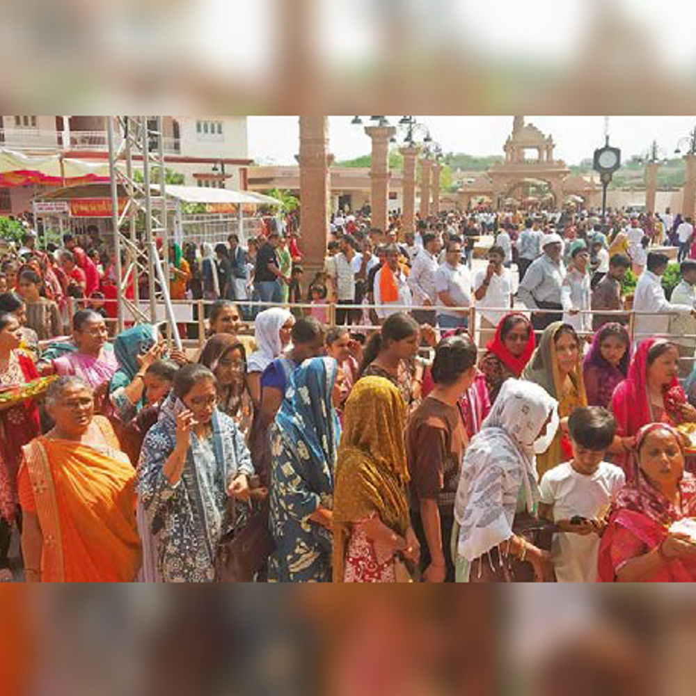 માતાના મઢમાં ભક્તોની ભીડ: ચોથા નોરતે મંદિર પરિસર સાંકડું પડ્યું, 25000+ ભક્તોની ભીડ.