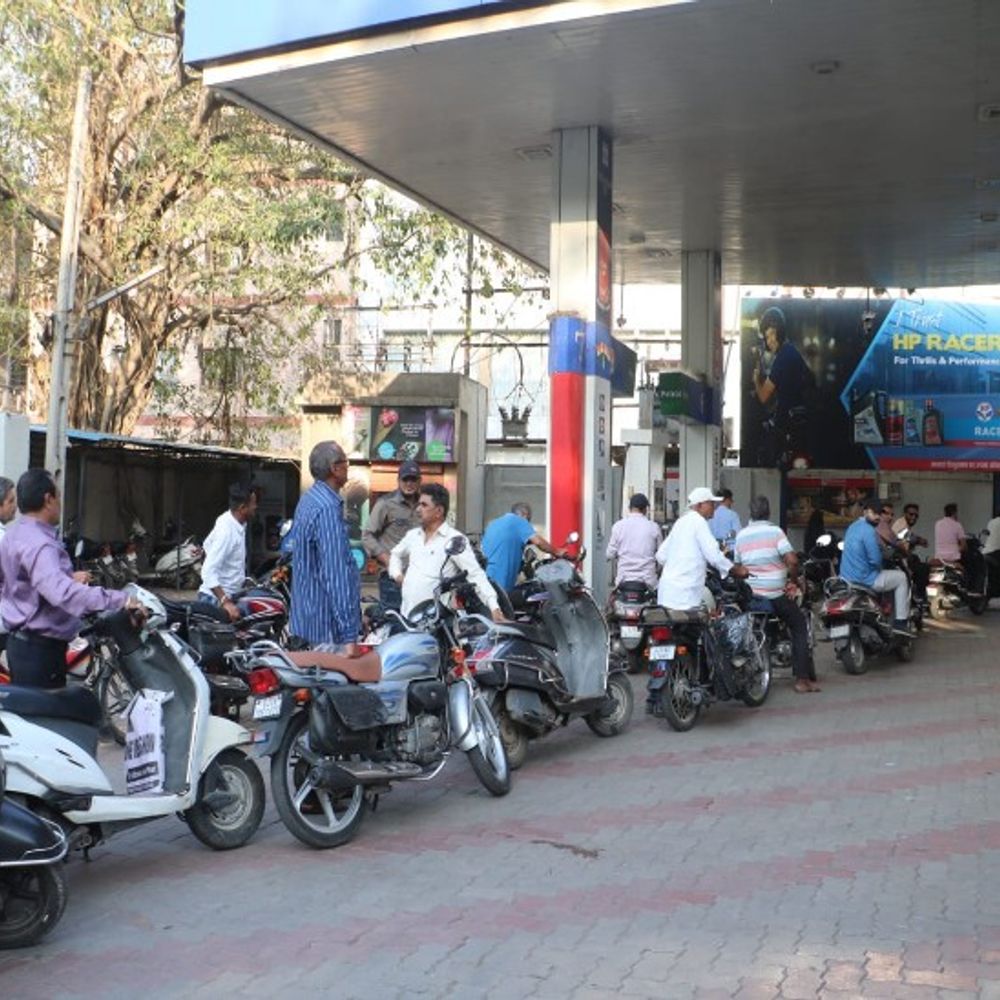 પેટ્રોલ પંપ ઉપર અફવાઓના પગલે લાંબી લાઈનો લાગી:ભાવનગરમાં પેટ્રોલ-ડીઝલનો પૂરતો જથ્થો ઉપલબ્ધ તંત્ર, નાગરિકોએ ગભરાવાની કે ખોટી અફવાઓ પર વિશ્વાસ કરવાની જરૂર નથી - અધિક કલેકટર એન.ડી.ગોવાણી