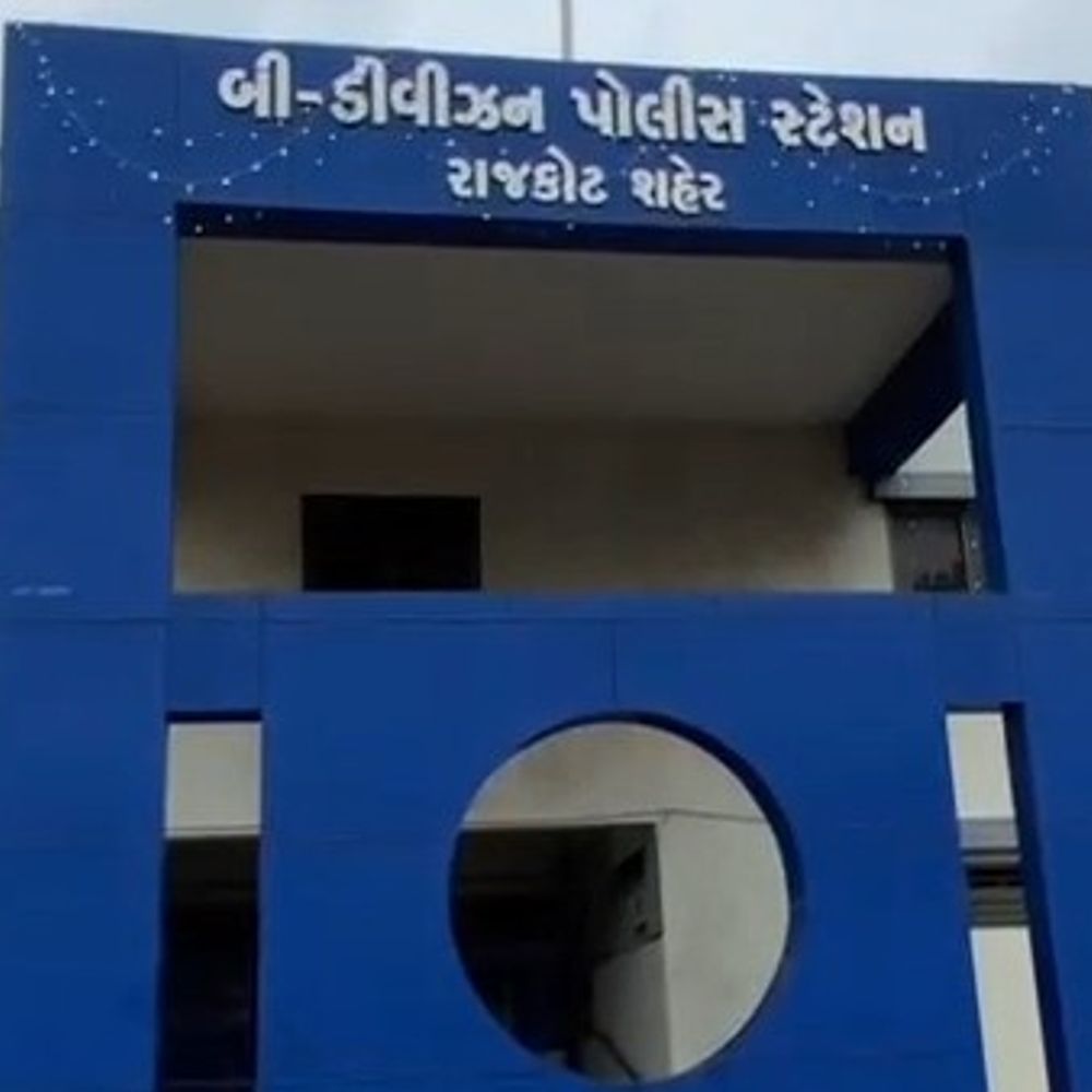 યુવતીએ સગાઈ તોડતા મંગેતરે માર માર્યો:રાજકોટમાં રિક્ષા ગેંગે યુવાનના રૂ.19 લાખ સેરવ્યા, દુષ્કર્મનો આરોપી છેક 13 વર્ષે ઝડપાયો