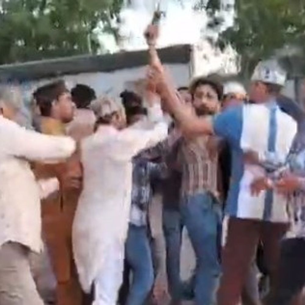 ક્રિકેટ રમતા બોલ વાગ્યો તો ફાયરિંગ કર્યું, VIDEO:ધોળકાના ઈંગોલી ગામે ક્રિકેટ રમી રહેલા બે જૂથો વચ્ચે ઘર્ષણ, ફાયરિંગ થતાં પોલીસ કાફલો દોડી ગયો