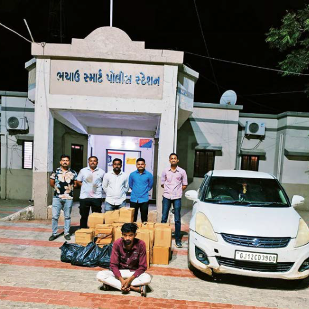 ભચાઉ નજીકથી રૂ. 7.14 લાખના દારૂ સાથે બે ઝડપાયા, રાપરથી વરસામેડી જતા પકડાયા.