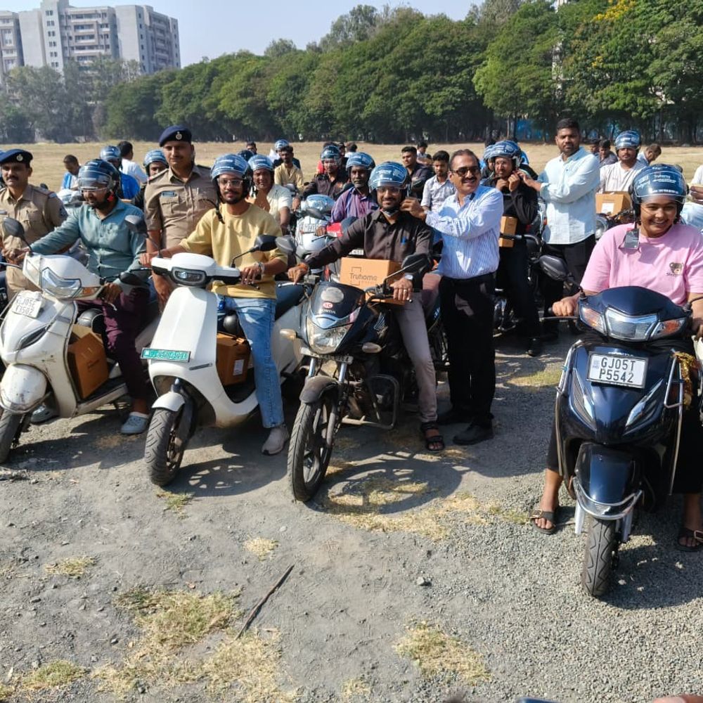 સુરત પોલીસનું વિશેષ અભિયાન:ટ્રાફિક પોલીસ અને ટ્રુહોમ ફાઈનાન્સ દ્વારા 1000 કર્મચારીઓને નિઃશુલ્ક હેલ્મેટનું સુરક્ષા કવચ