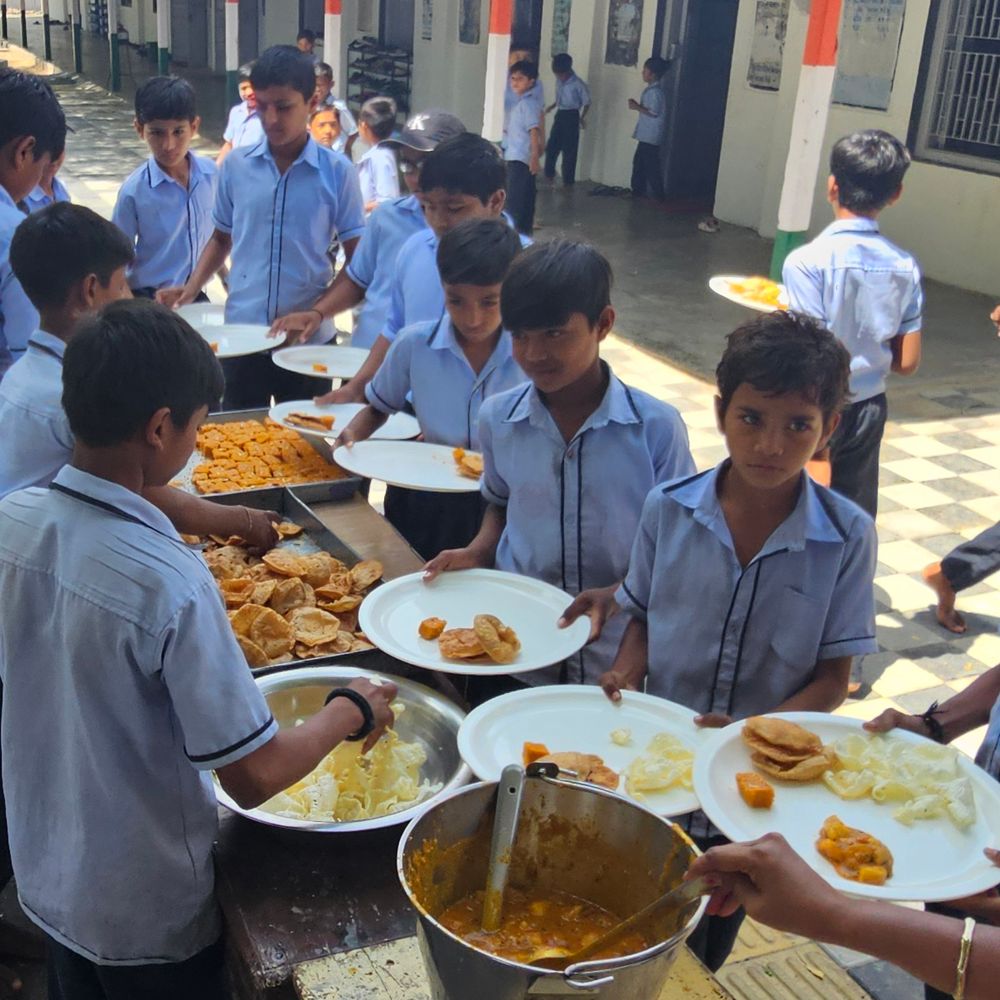 છઠિયારડા શાળામાં તિથિ ભોજનનું આયોજન:નવીન શિક્ષિકા ભાવનાબેન પટેલ ભોજન દાતા બન્યા