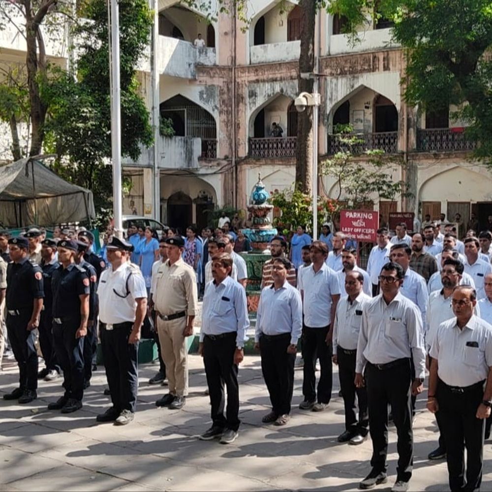 સુરત મહાનગરપાલિકા દ્વારા વંદે માતરમ @150ની ઉજવણી:મુખ્ય કચેરી અને તમામ વોર્ડ ઓફિસો સહિત સ્થળો સામૂહિક ગાનથી ગુંજી ઉઠ્યા