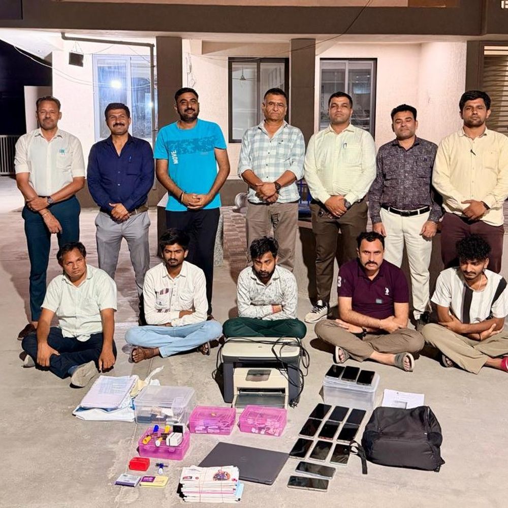 ઓનલાઇન સટ્ટાનું મસમોટું રેકેટ ઝડપાયું:ઓનલાઇન ગેમિંગ અને ક્રિકેટ સટ્ટાના ચાલતા બેનામી નાણાંની હેરફેર કરનાર પાંચની ધરપકડ, પાલનપુરનો મુખ્ય સૂત્રધાર ફરાર