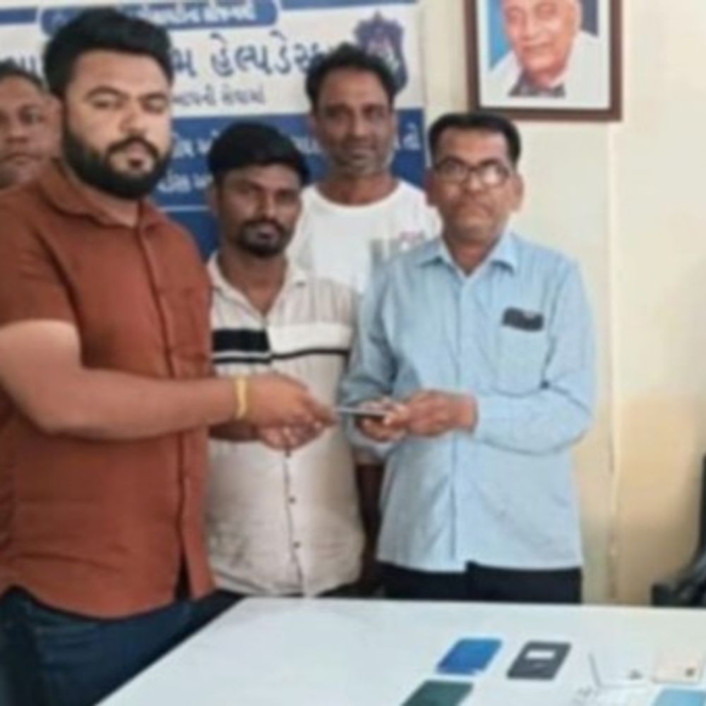 લાખોનો મુદ્દામાલને છેતરપિંડીના રિકવર નાણાં મૂળ માલિકોને પરત અપાયા:મહેસાણા બી-ડિવિઝન પોલીસે ગુમ થયેલા મોબાઈલ ફોન શોધી કાઢયા