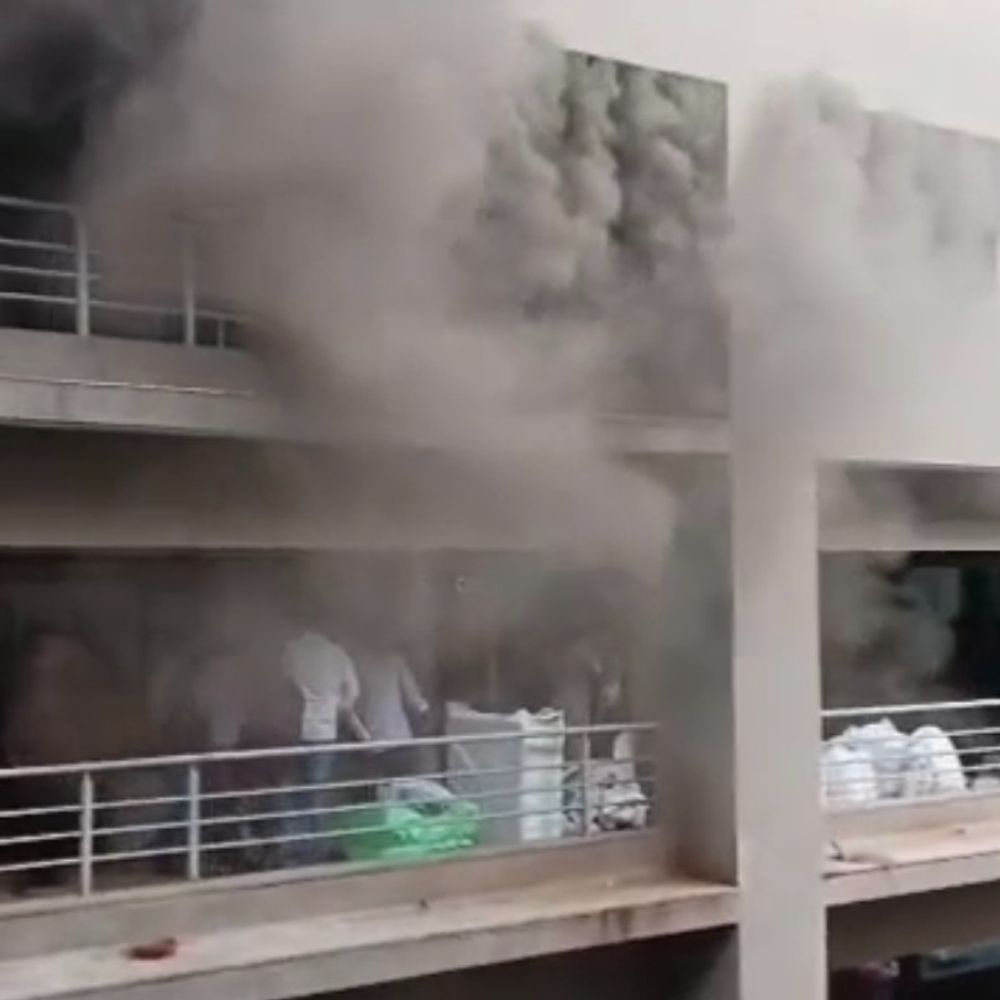 સારંગપુર માર્કેટમાં આગ:ત્રીજા માળે આગથી ફેલાયેલા ધૂમાડામાં ફસાયેલા 4 વ્યક્તિઓનું હાઇડ્રોલિક સિડીથી ફાયર જવાનોએ રેસ્ક્યુ કર્યું