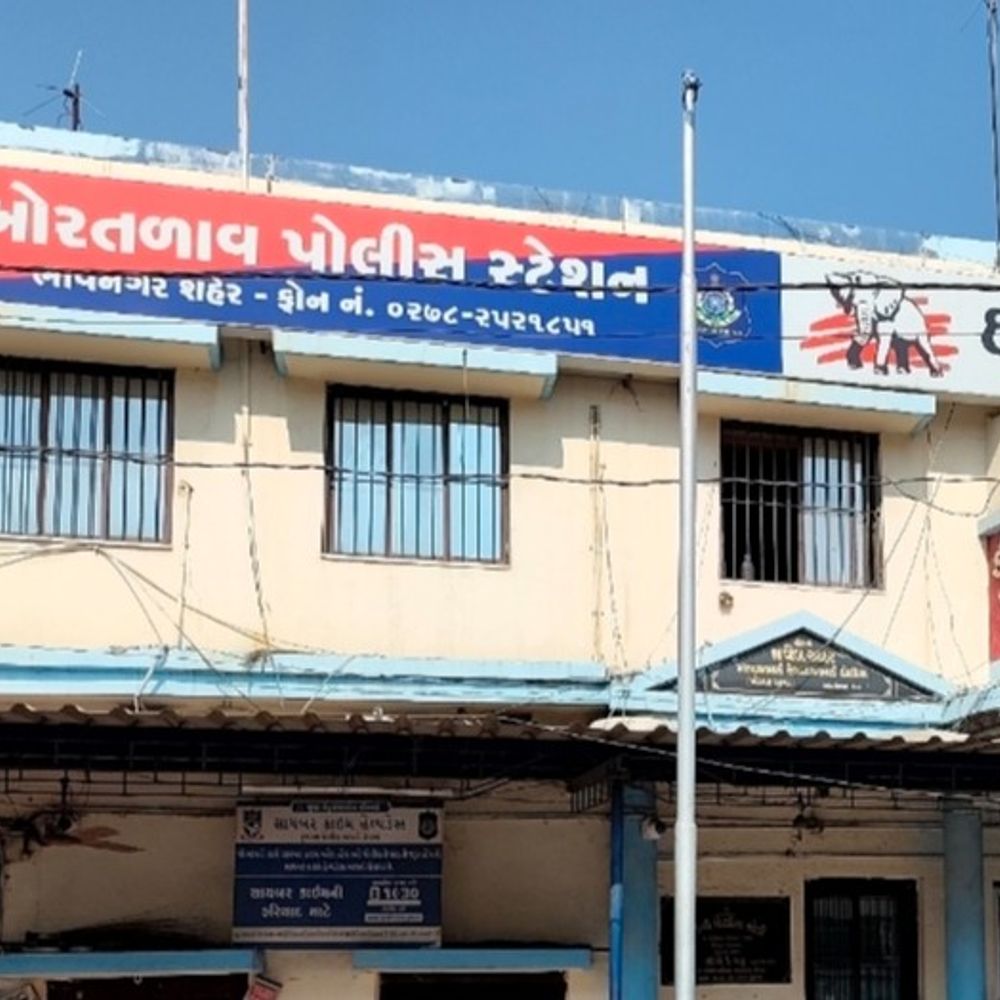 સત્યનારાયણ સોસાયટીમાં બે પરિવારો વચ્ચે શસ્ત્ર અથડામણ:સામે જોવા અને બાઈક સાઇડમાં લેવા બાબતે બે યુવક વચ્ચે બોલાચાલી બાદ મારામારી, બંને પક્ષે નોંધાવી ફરિયાદ