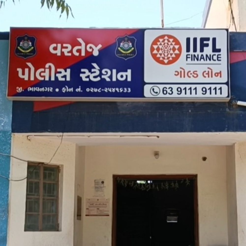 સ્ટ્રીટ લાઈટના અજવાળે જુગાર રમતા જુગારીઓ ઝડપાયા:સીદસર ગામેથી 12 હજારની રોકડ સાથે ત્રણ શખસોની અટકાયત, વરતેજ પોલીસે ગુનો નોંધી કાર્યવાહી હાથ ધરી