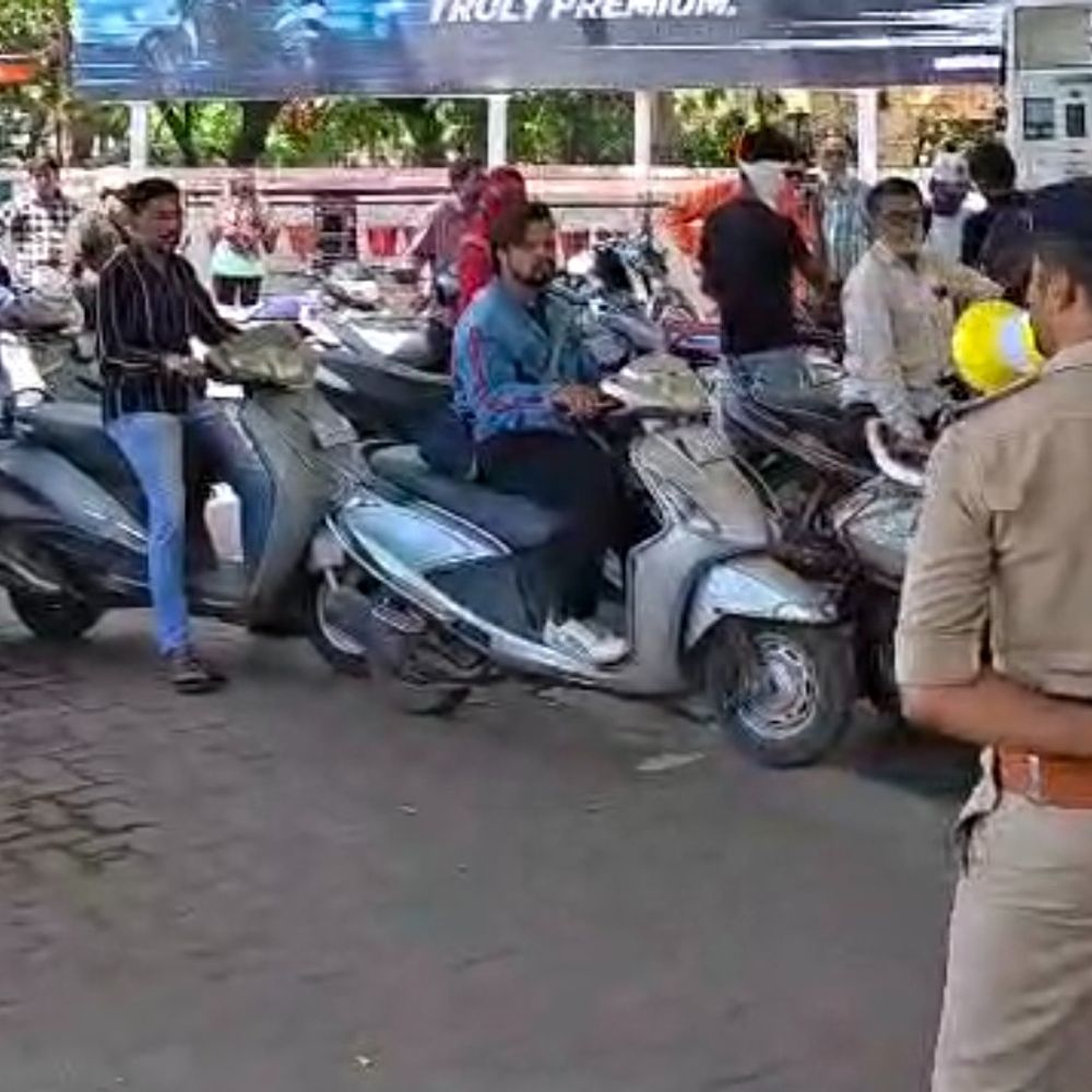 વડોદરાના પેટ્રોલ પંપો પર પોલીસની અપીલ:'તમામ નાગરિકોને વિનંતી છે કે, પેટ્રોલ-ડીઝલની અછતની અફવાઓથી દૂર રહો, ​તમામ પેટ્રોલ પંપો પાસે પેટ્રોલ-ડીઝલનો પૂરતો સ્ટોક ઉપલબ્ધ છે, ક્યાંય કોઈ અછત નથી.