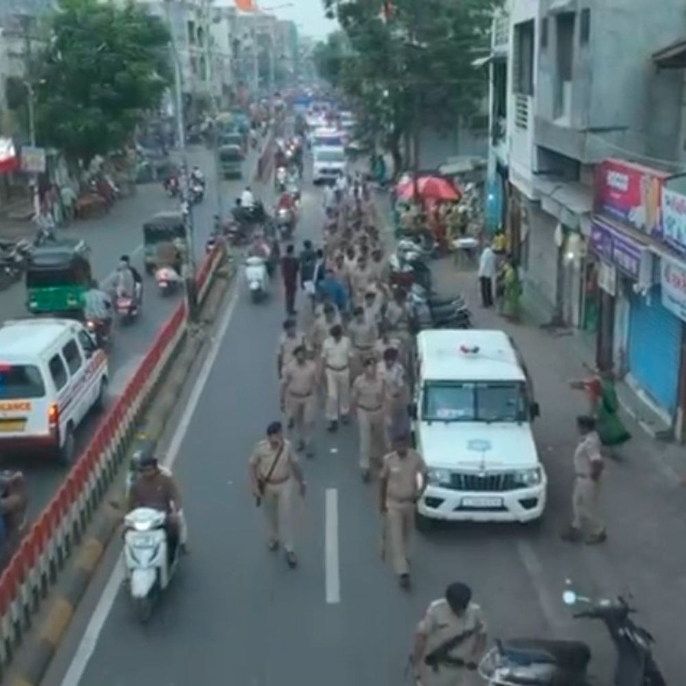 રામનવમીના તહેવારને લઈને સંવેદનશીલ વિસ્તારોમાં ડ્રોનથી સર્વેલેન્સ:માંડવી ચાર દરવાજા વિસ્તારમાં જોઇન્ટ પોલીસ કમિશનર અને પોલીસ સ્ટાફે ફૂટ પેટ્રોલિંગ કર્યું, શોભાયાત્રાઓને લઈને ચુસ્ત પોલીસ બંદોબસ્ત ગોઠવવામાં આવશે