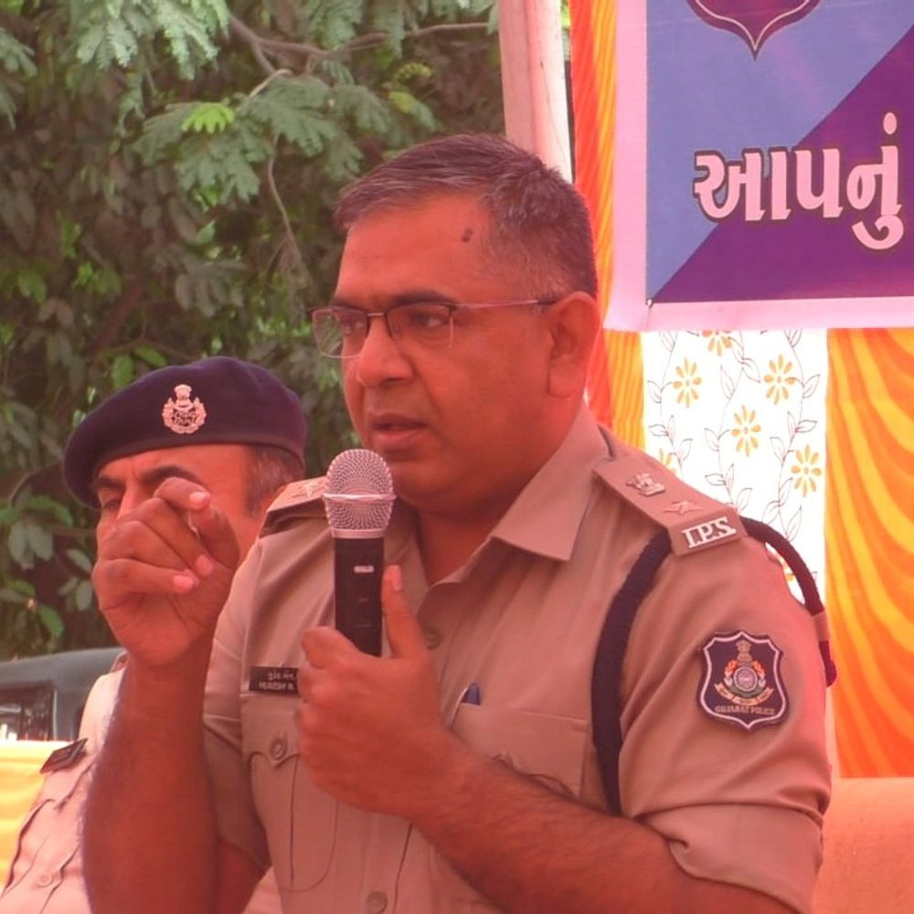 મોરબીમાં વ્યાજખોરી ડામવા પોલીસે જનસંપર્ક સભા યોજી:વ્યાજખોરોના ભોગ બનેલા 8 લોકોએ રજૂઆત કરી, તાત્કાલિક કાર્યવાહીના આદેશ