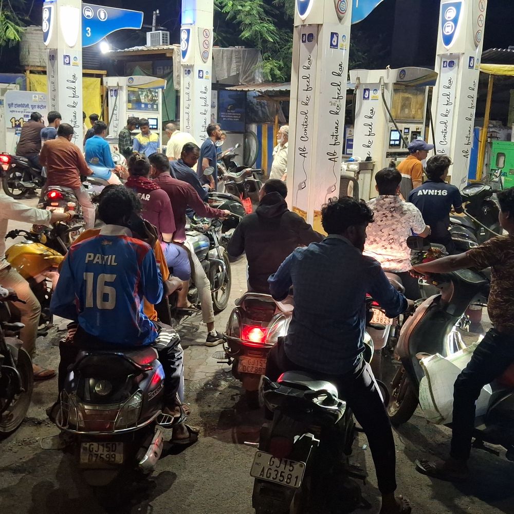 વલસાડમાં ઈંધણની અછતની અફવાને પગલે પેટ્રોલ પંપ પર વાહનોની લાંબી કતારો લાગી.