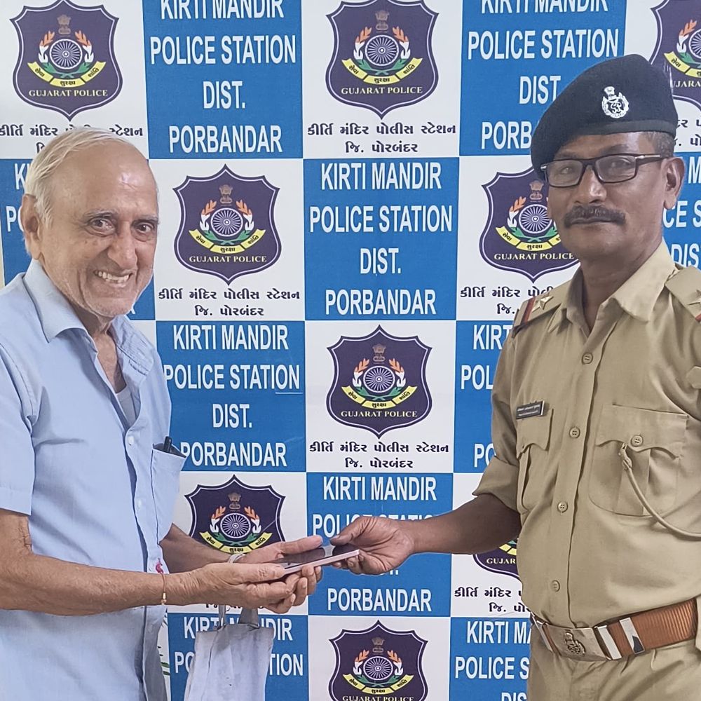 પોરબંદર પોલીસે ₹24,000ના ગુમ થયેલ બે MOBILE PHONE શોધી, માલિકોને પરત કર્યા.