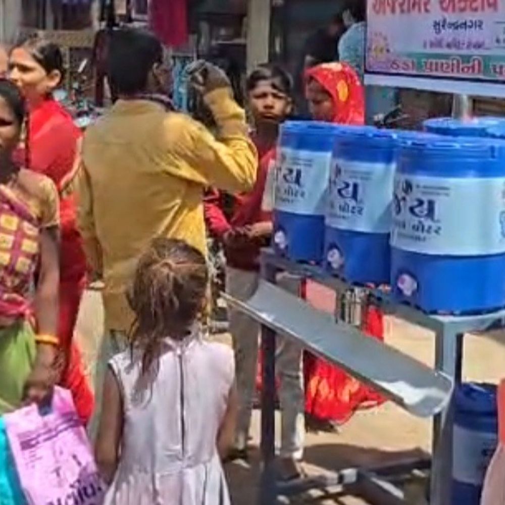 સુરેન્દ્રનગરમાં AAA ગ્રુપે ઠંડા પાણીની પરબ શરૂ કરી:121 દિવસ સુધી ચાલશે સેવા, જીવદયા અંતર્ગત 300 કુંડાનું વિતરણ