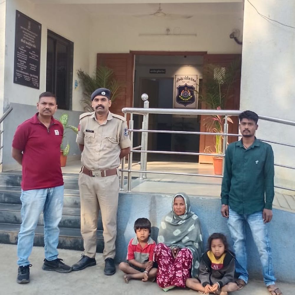 કામગીરી:બાળકો સાથે મહિલા ટ્રેન સામે પડતું મૂકે તે પહેલાં જ બચાવાઇ