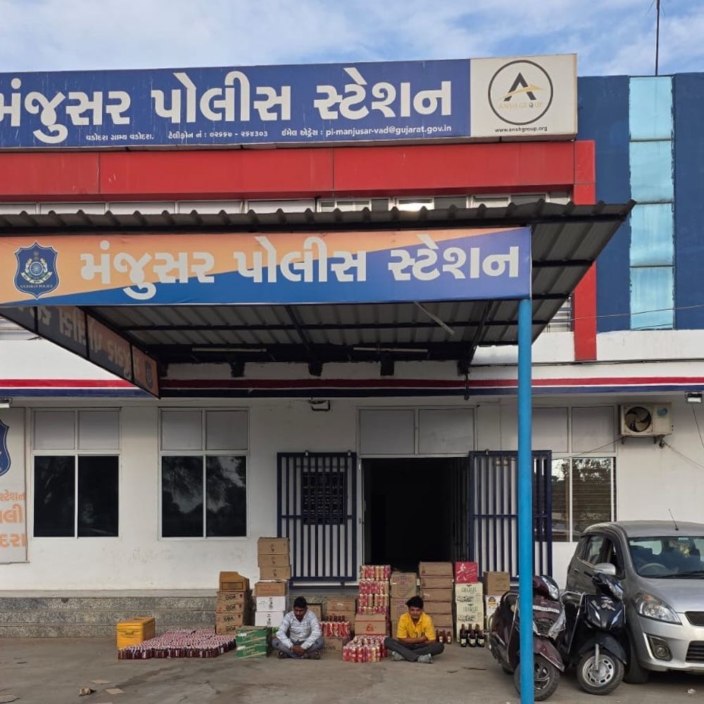 મંજુસર પોલીસ ઊંઘતી ઝડપાઈ ને દારૂ અડ્ડા પર SMC ત્રાટકી:આસોજથી 3295 બોટલ અને ટીન જપ્ત, 21 લાખના મુદ્દામાલ સાથે બે ઝડપાયા, બે વોન્ટેડ