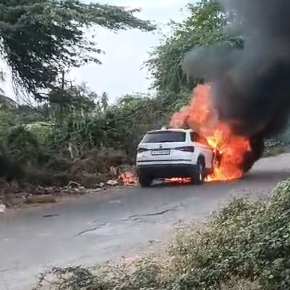 કોડીનાર રેલવે સ્ટેશન પાસે ચાલુ કારમાં લાગી આગ:ફાયર વિભાગે કાબૂ મેળવ્યો, બે લોકોનો આબાદ બચાવ