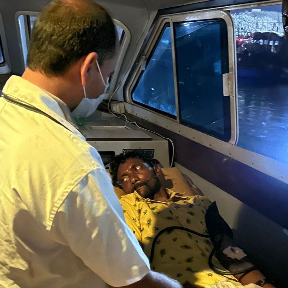 108 બોટ એમ્બ્યુલન્સે દરિયામાં માછીમારનો જીવ બચાવ્યો:પોરબંદર નજીક બ્રેઈન સ્ટ્રોકનો ભોગ બનેલા દર્દીને મધરાતે બચાવ્યા