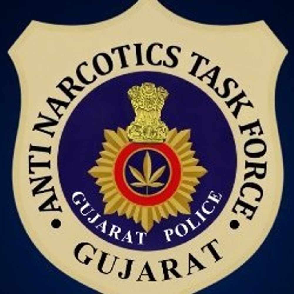 એન્ટી નાર્કોટિક્સ ટાસ્ક ફોર્સે ગાંજાનું નેટવર્ક ઝડપ્યું:બગીચામાં ઇલેક્ટ્રિક ઓફિસની પાછળ બેસીને નશાનો કારોબાર કરતા હતા; છ પૈકી ત્રણની ધરપકડ