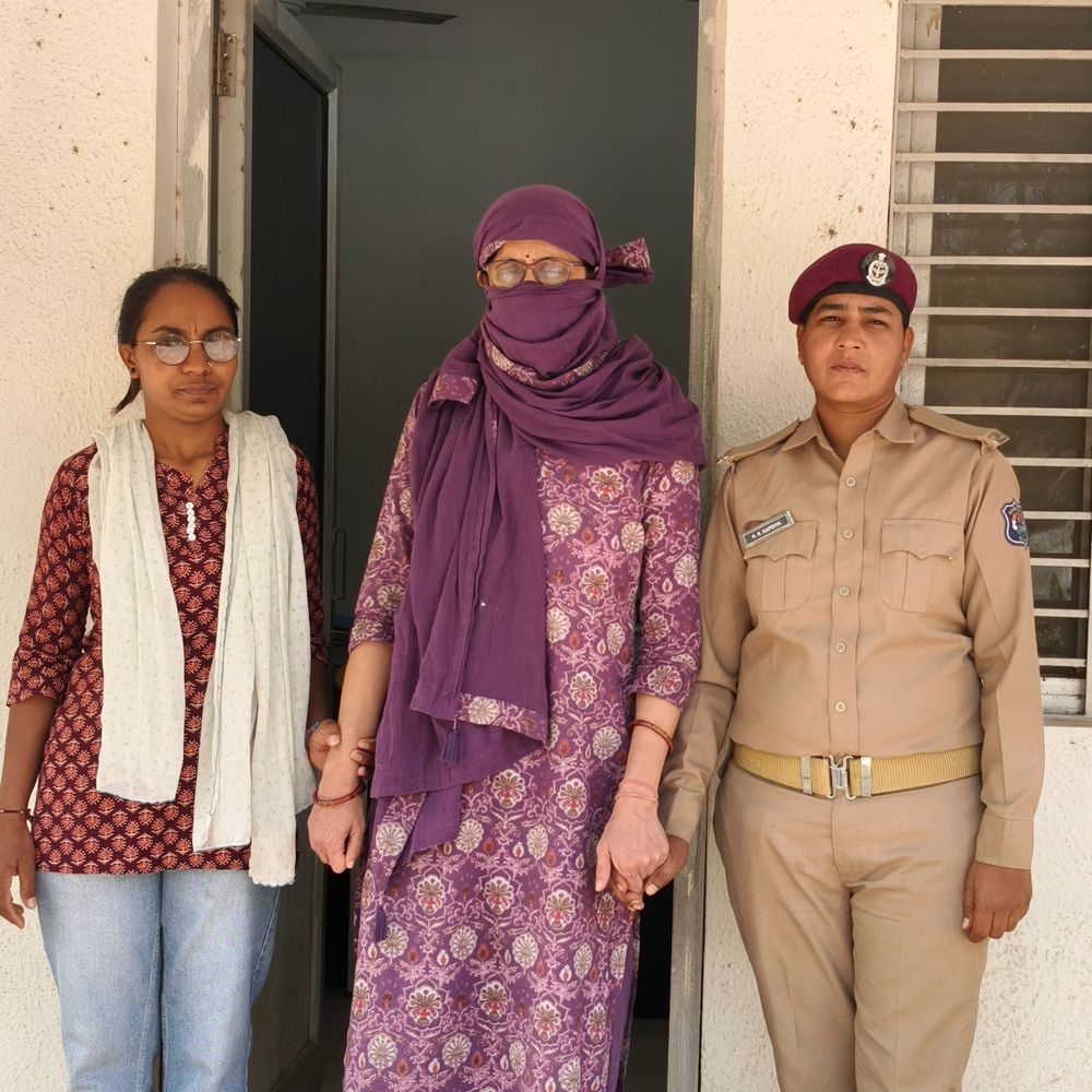 નિવૃત સચિવના પુત્રવધૂની નાટ્યકાત્મક પોલીસ સમક્ષ શરણાગતિ:પૈસા બાબતે મીરાએ પણ ચુપકીદી સાધતા પોલીસ માથું ખંજવાળતી થઈ, ગાંધીનગરના મહાઠગ દંપતીનું કરોડોની ઠગાઈ પ્રકરણ