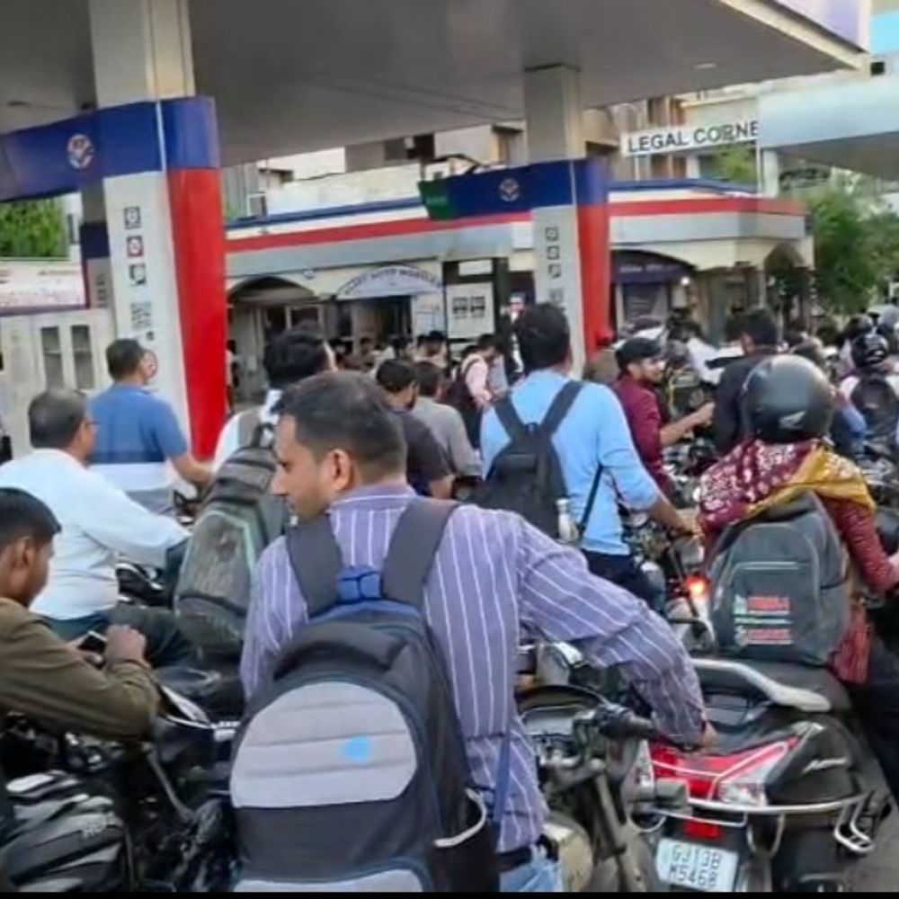 ગાંધીનગર જિલ્લામાં ઈંધણનો પૂરતો જથ્થો ઉપલબ્ધ:જરૂરિયાત મુજબનો પુરવઠો મળવાની ઇન્ચાર્જ કલેકટરની ખાત્રી, જનતાએ ગભરાવવાની જરૂર નથી