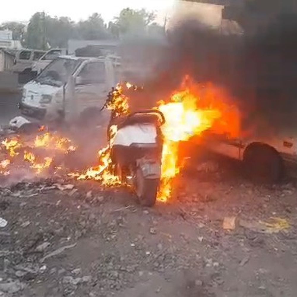 જામનગરમાં ઇલેક્ટ્રિક સ્કૂટરમાં આગ લાગી:વિક્ટોરિયા પુલ નજીક ઘટના, ફાયર વિભાગે કાબૂ મેળવ્યો