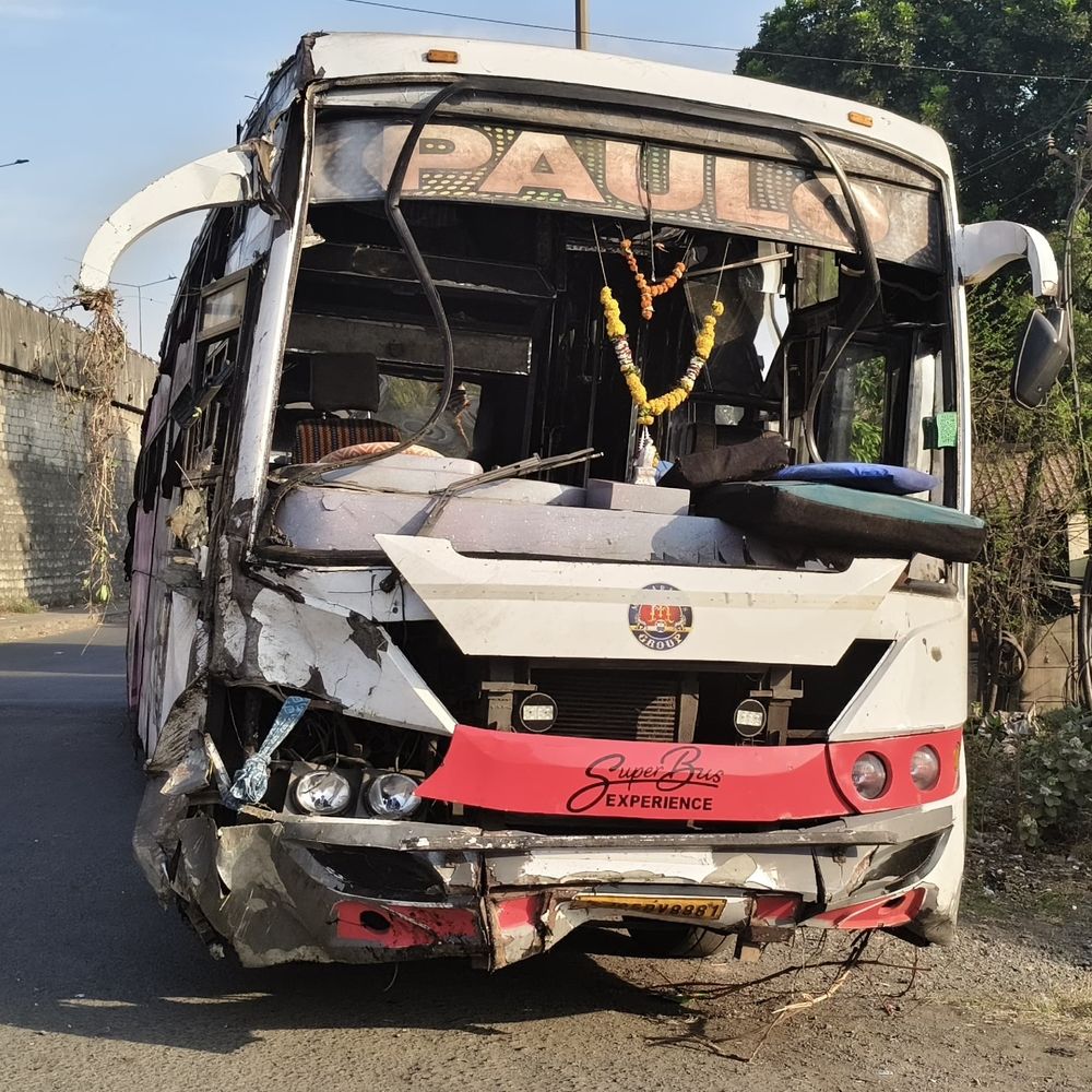 નવસારી નજીક PRIVATE બસને અકસ્માત, 5 મુસાફરોને ઈજા.