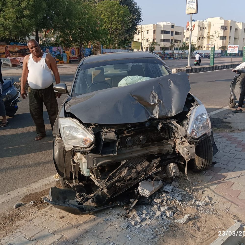 અકસ્માત સર્જાયો:શુભ ગોલ્ડન બંગ્લોઝ ગેટ આગળ કાર અથડાતાંવીજ પોલ તૂટી ગયો