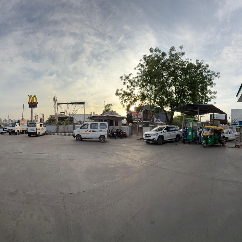 સાંજે લિમિટ હટાવતાં રાહત:બપોર સુધી પેટ્રોલપંપો પર નો-સ્ટોકનાં બોર્ડ, બપોર પછી પેટ્રોલ મળતું થયું