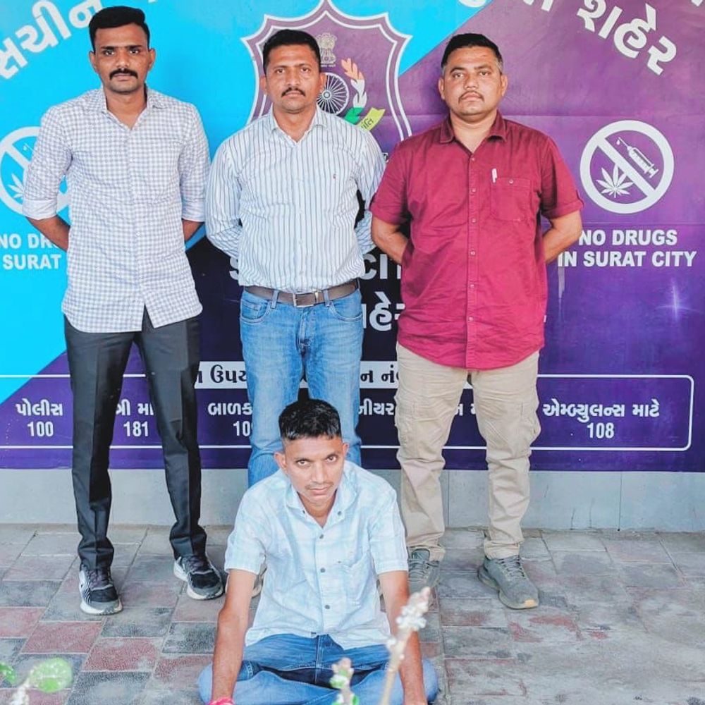 સરકારી નોકરી અપાવવાના નામે 4 લાખ ખંખેરી લેનાર ઠગબાજ ઝડપાયો:પોલીસથી બચવા મહારાષ્ટ્રના અંતરિયાળ ગામમાં છુપાયો હતો ઠગ, સચિન પોલીસે 3 દિવસ રેકી કરી બોર્ડર પરથી ઝડપ્યો