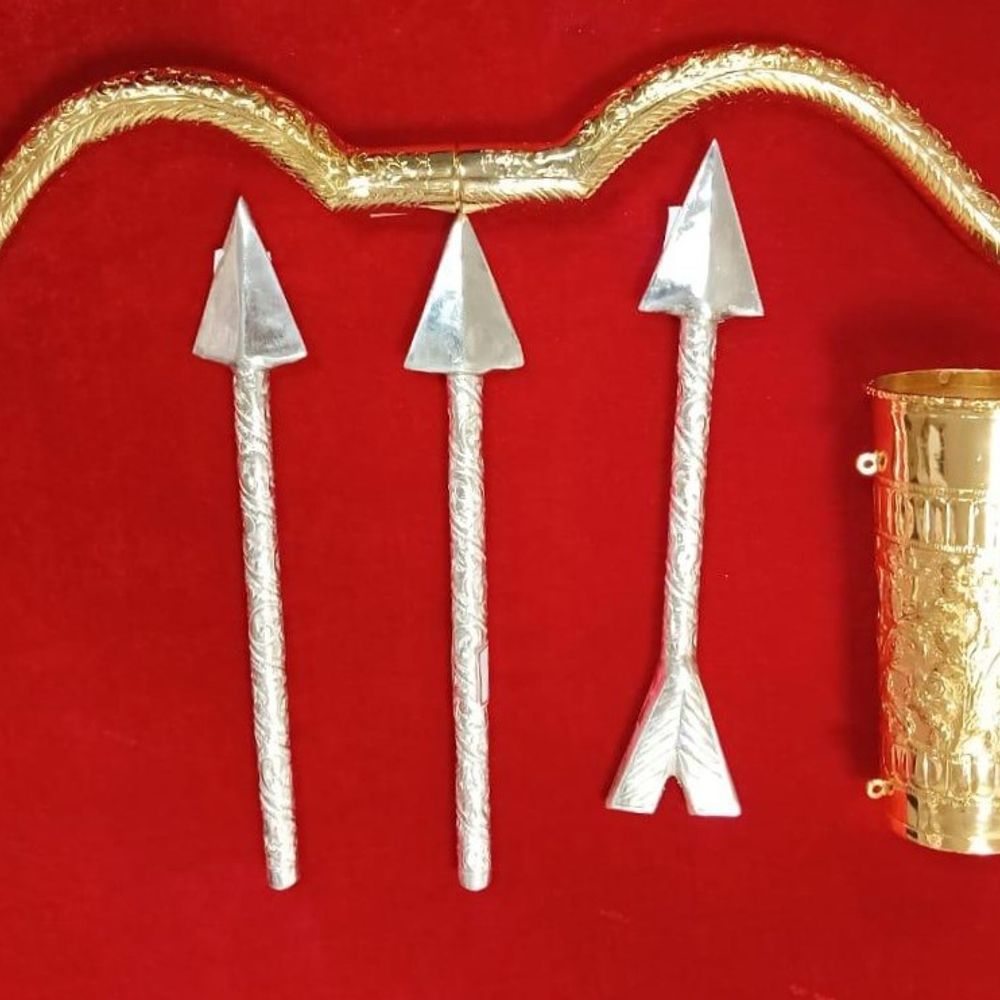 દ્વારકાધીશને Elite Electronics દ્વારા 1900 ગ્રામ ચાંદીનું ધનુષ-બાણ અર્પણ કરાયું.