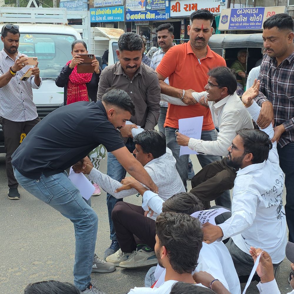 પાટણમાં યુથ કોંગ્રેસનો રાંધણ ગેસ મુદ્દે દેખાવ:ભાવ વધારા અને અછત સામે પ્રદર્શન, 8 કાર્યકરોની અટકાયત