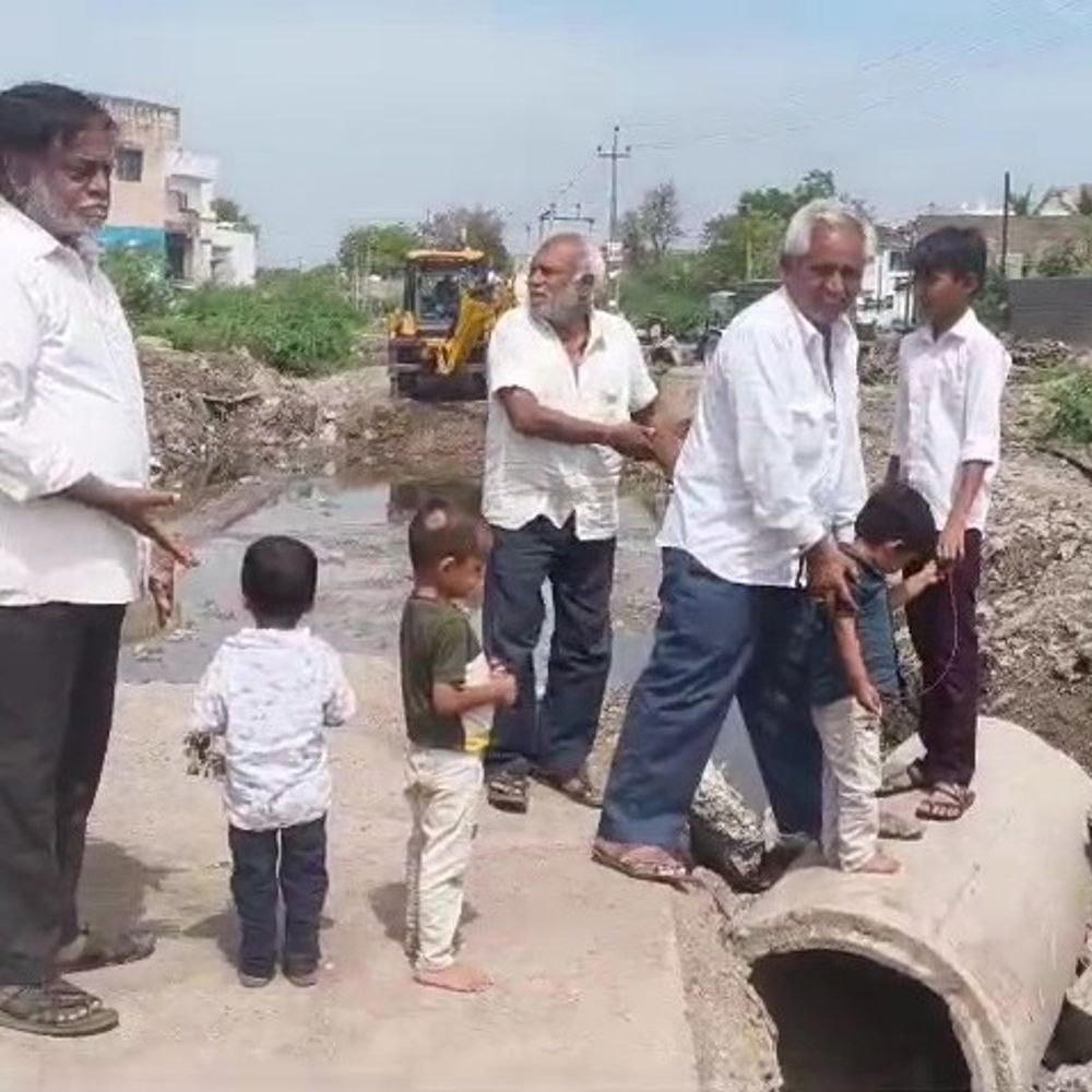 બોટાદમાં પુલ તોડાયો, ડાયવર્ઝન નથી:8 દિવસથી બાળકો અને વૃદ્ધ સહિતના લોકો જીવના જોખમે અવરજવર કરવા મજબૂર