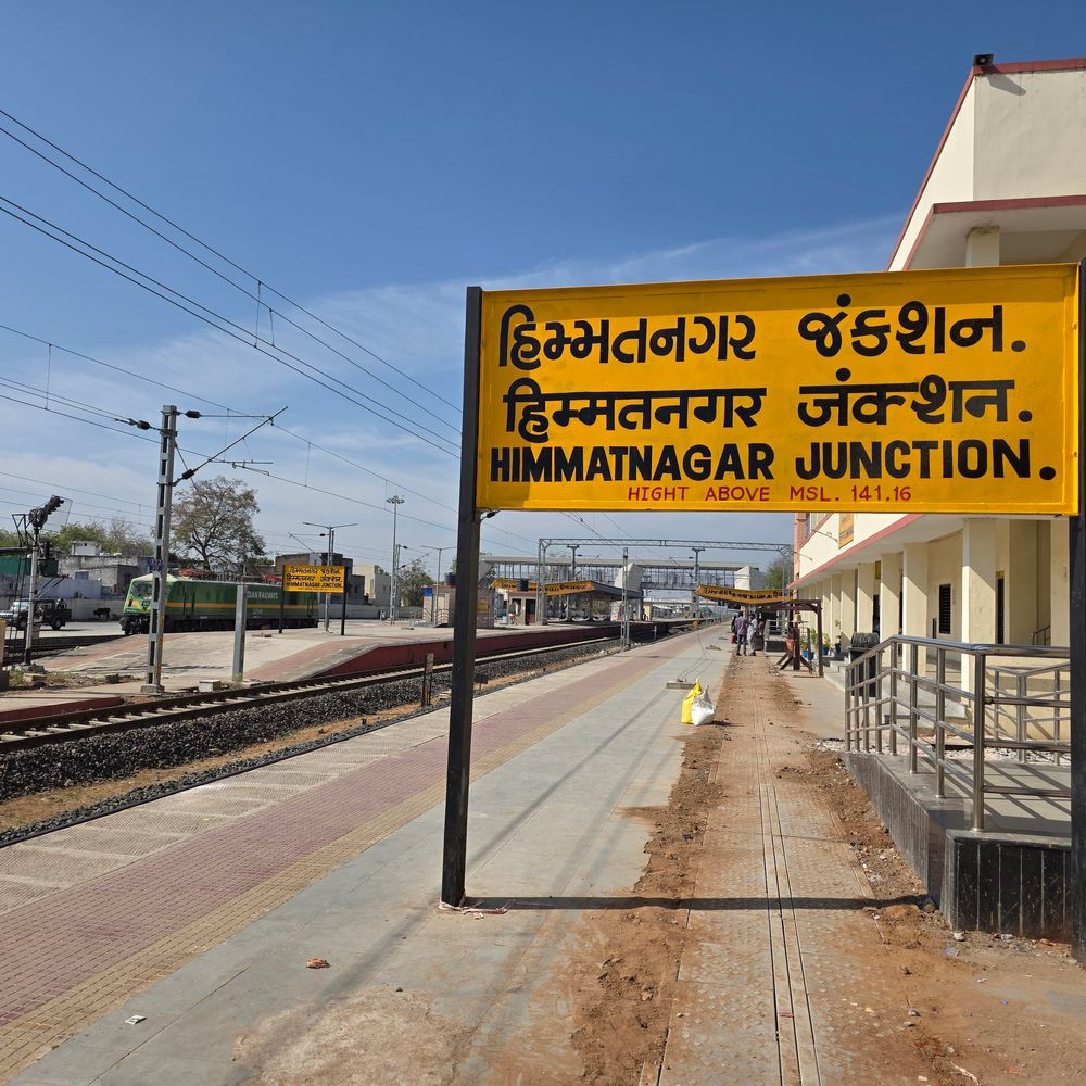 હિંમતનગર-ખેડબ્રહ્મા રેલવે લાઇન પર ઇલેક્ટ્રિક લોકો સ્પીડ ટ્રાયલ:આવતીકાલે સવારે 11 વાગ્યે પરીક્ષણ કરાશે