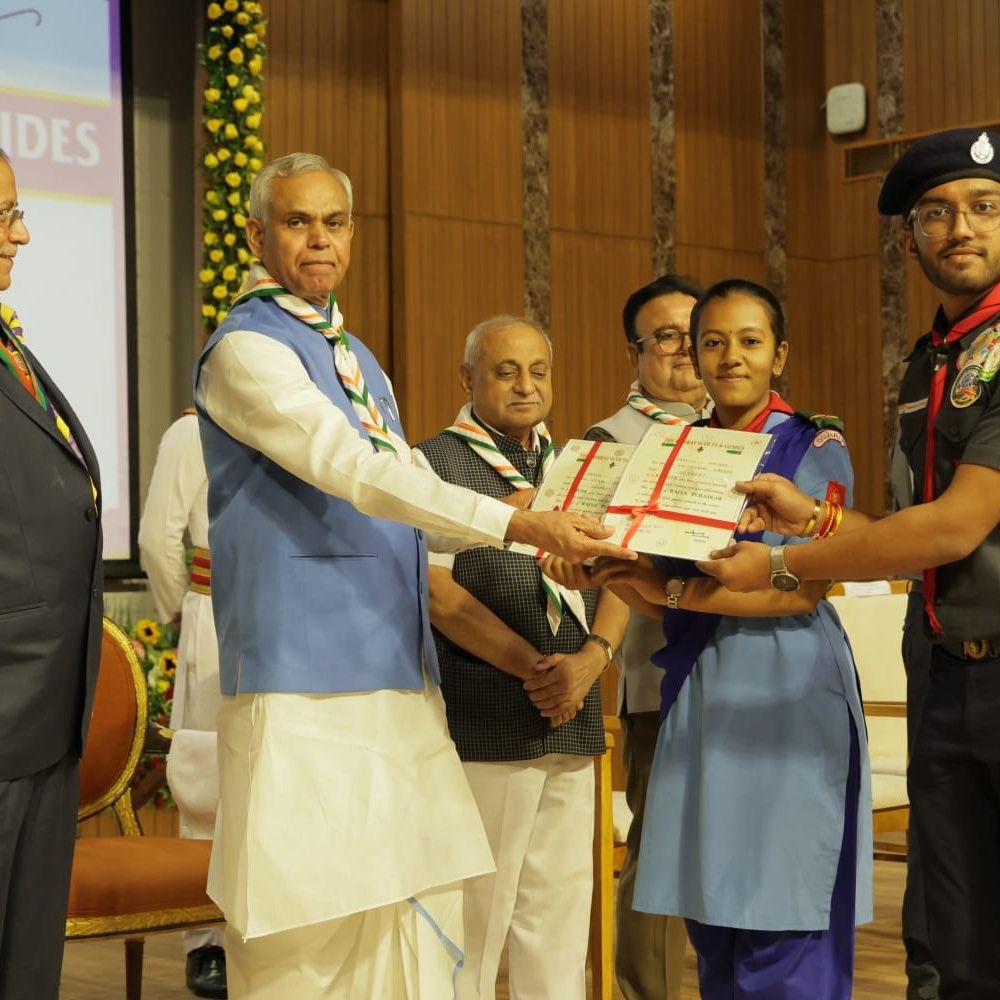 રાજ્યપાલે સિલ્વર ઓક યુનિવર્સિટીના વિદ્યાર્થીઓને સન્માનિત કર્યા:સ્કાઉટ-ગાઇડ અને રોવર-રેન્જર પ્રવૃત્તિઓમાં ઉત્કૃષ્ટ સિદ્ધિ બદલ સન્માનિત કરાયા