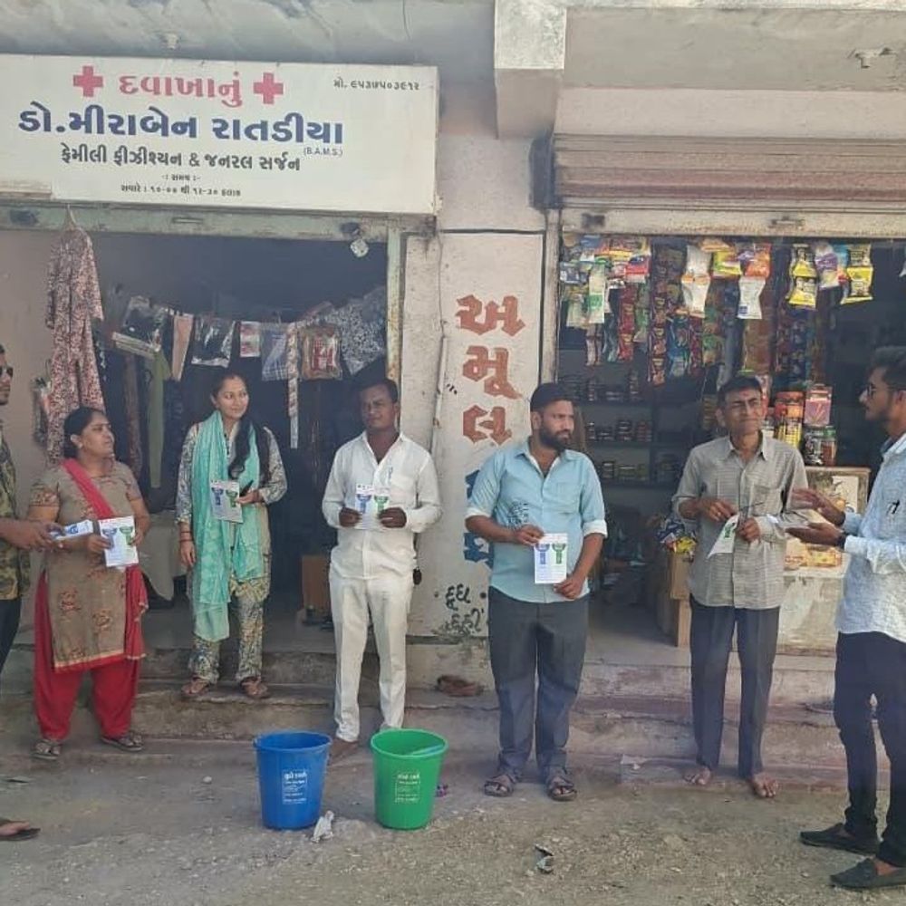 પોરબંદર મહાનગરપાલિકા દ્વારા સ્વચ્છતા જાગૃતિ અભિયાન:કચરાવર્ગીકરણ, પ્લાસ્ટિક પ્રતિબંધ વિશે વેપારીઓ સાથે સંવાદ કરી માર્ગદર્શન અપાયું